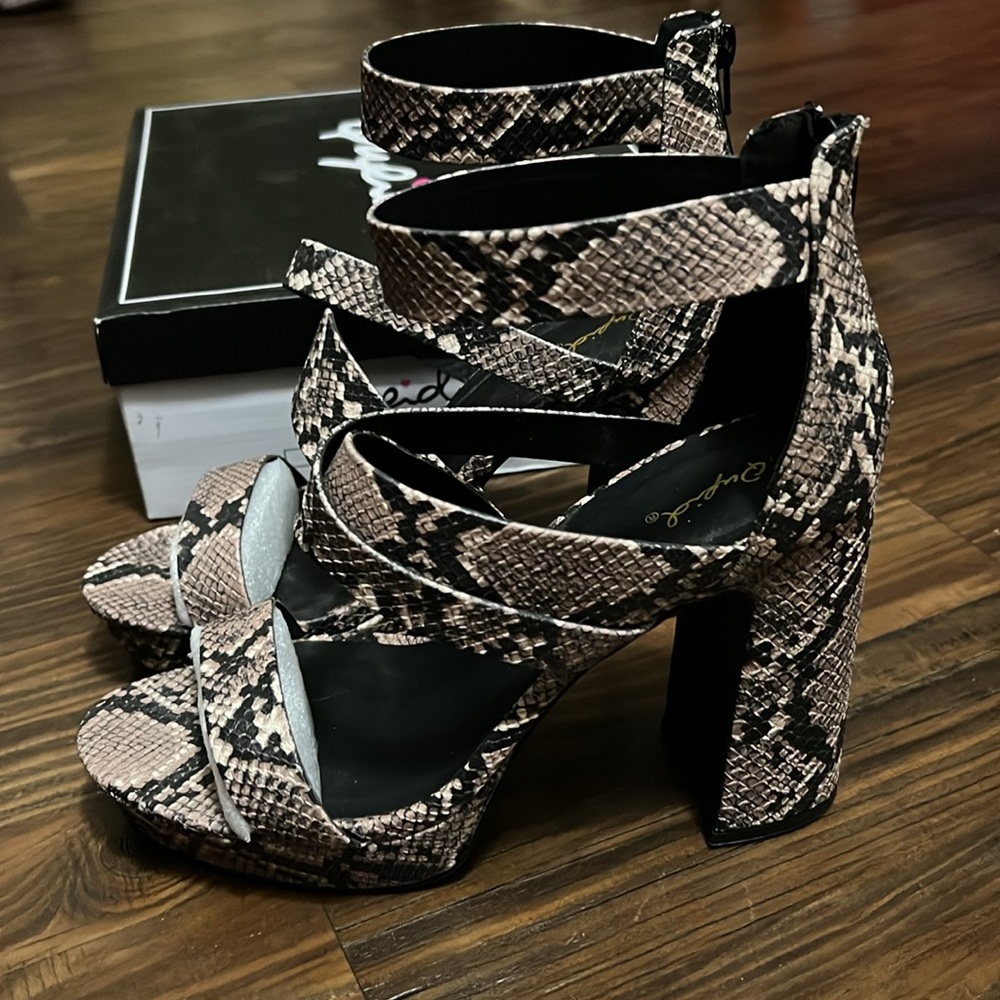 Qupid Black and Cream Snakeskin Heels Size 10